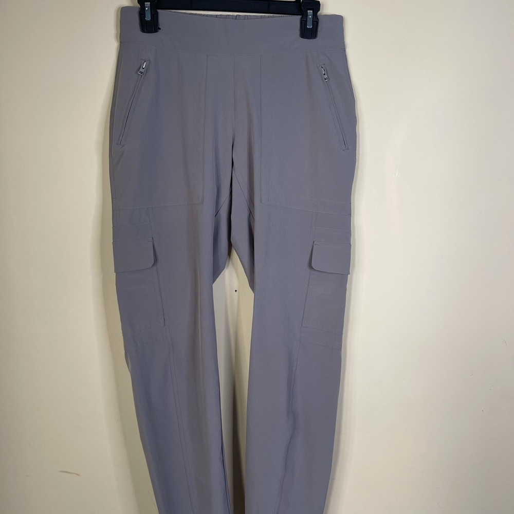 Athleta workout pants with cargo pockets